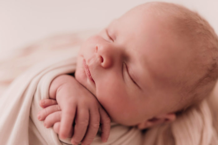 Detailaufnahme beim neugeborenen shooting, neugeborenenfotografie, neugeborenen fotografin, neugeborenen fotoshooting, newborn fotografie, newborn fotoshooting, neugeborene fotos, babyfotos neugeborene