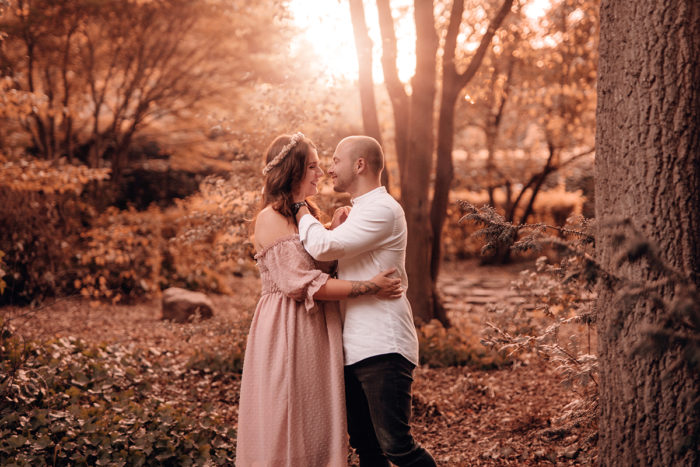 Verliebtes Pärchen beim babybauch shooting in Duesseldorf fotografiert von Babyfotografin