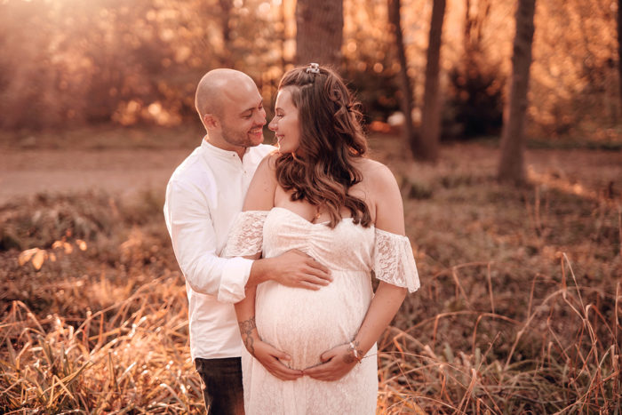 babybauch shooting in Duesseldorf mit verliebtem Pärchen