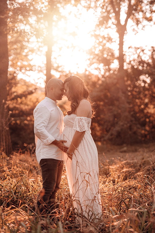 babybauch fotoshooting im Park in Duesseldorf