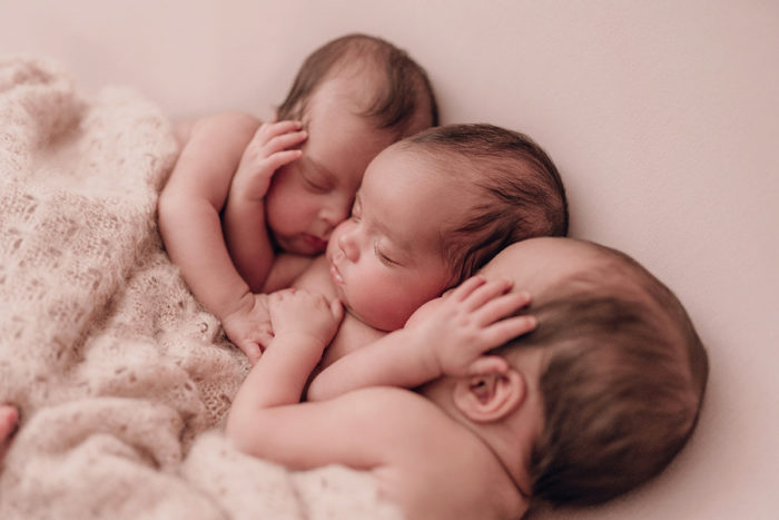Suesse Drillinge beim Neugeborenen Shooting in Duesseldorf fotografiert von Babyfotografin 07