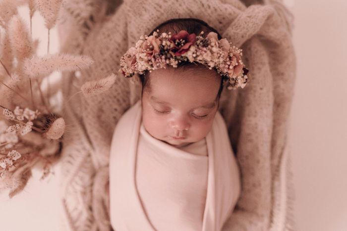 Neugeborenes beim Neugeborenen Shooting in Duesseldorf fotografiert von Babyfotografin