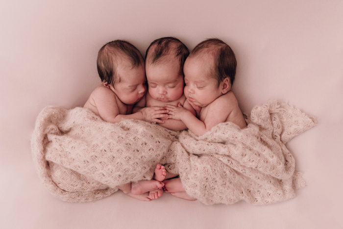 Suesse Drillinge beim Neugeborenen Shooting in Duesseldorf fotografiert von Babyfotografin 06