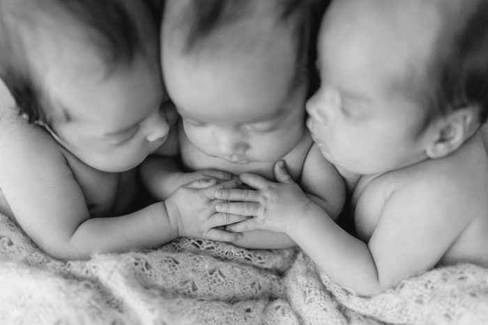 Suesse Drillinge beim Neugeborenen Shooting in Duesseldorf fotografiert von Babyfotografin 04