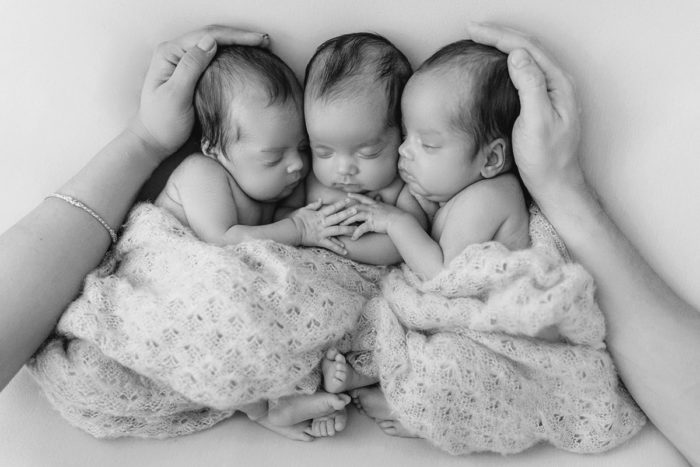 Suesse Drillinge beim Neugeborenen Shooting in Duesseldorf fotografiert von Babyfotografin 08