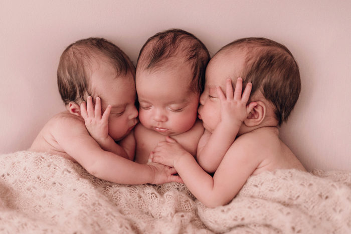 Drillinge beim Neugeborenen Shooting in Duesseldorf fotografiert von Babyfotografin