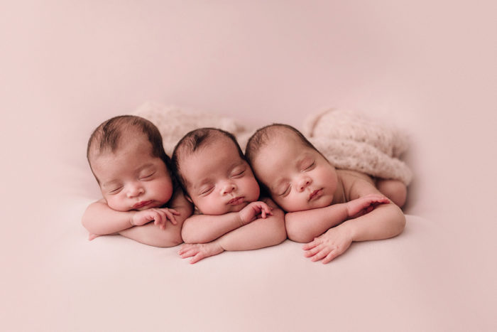 Suesse Drillinge beim Neugeborenen Shooting in Duesseldorf fotografiert von Babyfotografin 04