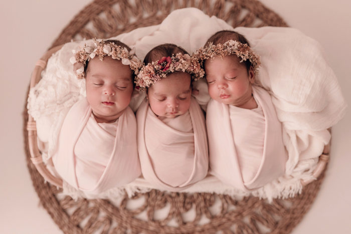 Suesse Drillinge beim Neugeborenen Shooting in Duesseldorf fotografiert von Babyfotografin