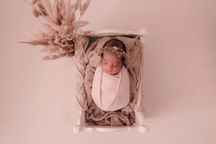 Baby beim Neugeborenen Shooting in Duesseldorf fotografiert von Babyfotografin