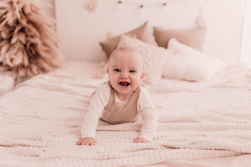 Lachendes Baby wird von Babyfotografin Duesseldorf im Studio fotografiert Fotografin Düsseldorf