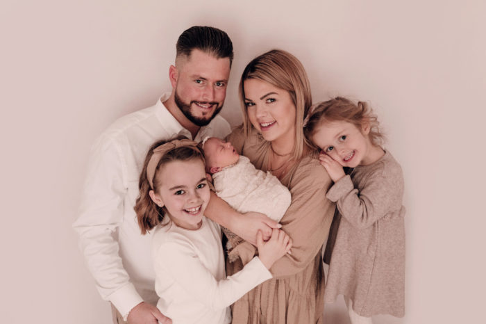 Familienfoto fotografiert beim neugeborenen shooting in duesseldorf von Neugeborenen Fotografin