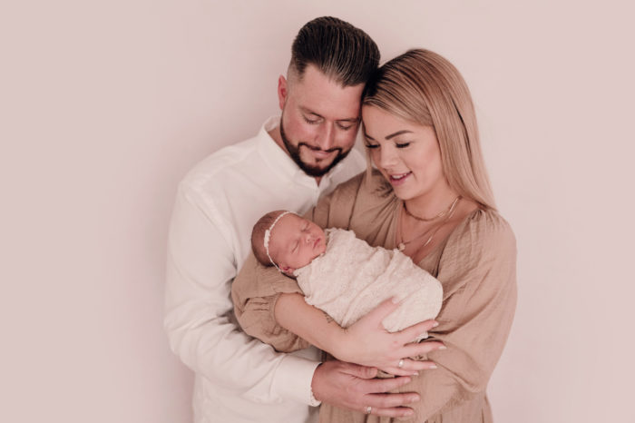 Mama, Papa und Baby beim neugeborenen shooting