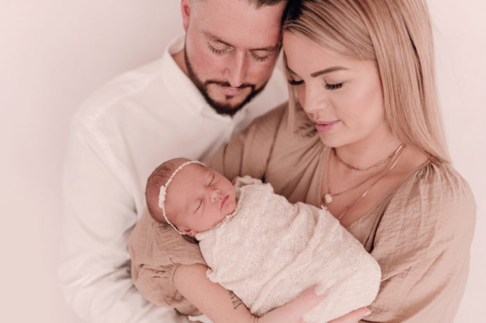 Mama, Papa und Baby fotografiert beim neugeborenen shooting in duesseldorf