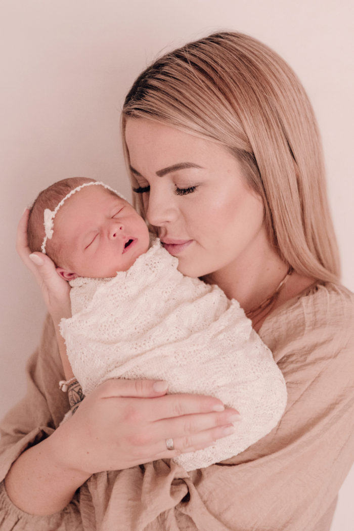 Mama und Tochter fotografiert beim neugeborenen shooting in duesseldorf