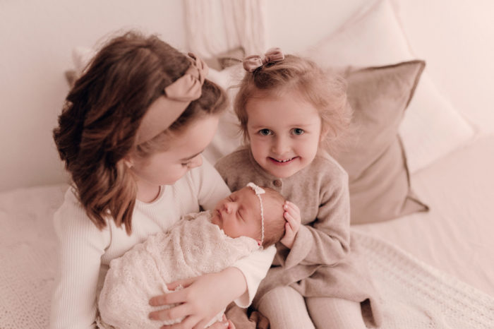 Schwestern fotografiert beim neugeborenen fotoshooting in duesseldorf