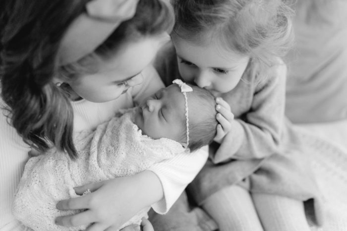 Geschwisterfoto fotografiert beim neugeborenen shooting in duesseldorf