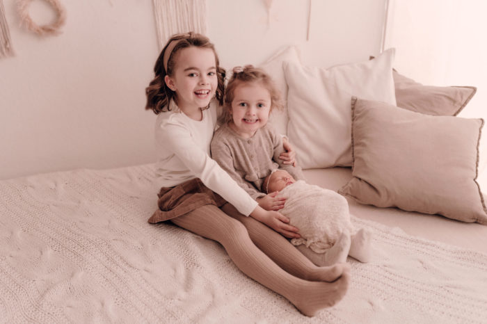 Geschwisterbild fotografiert beim neugeborenen shooting in duesseldorf