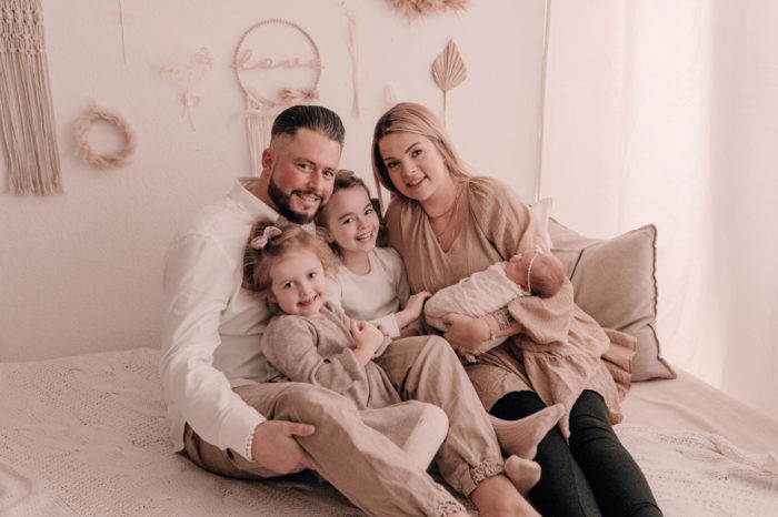 Familienfoto fotografiert beim neugeborenen shooting in duesseldorf