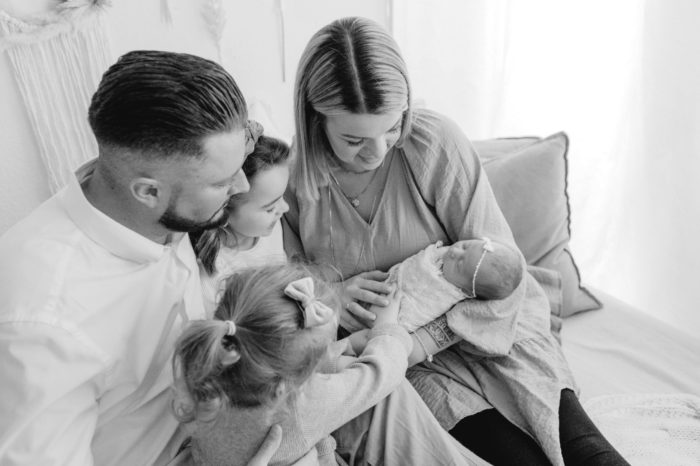 Familie fotografiert beim neugeborenen shooting in duesseldorf