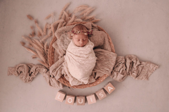 Neugeborenes fotografiert beim neugeborenen fotoshooting in duesseldorf