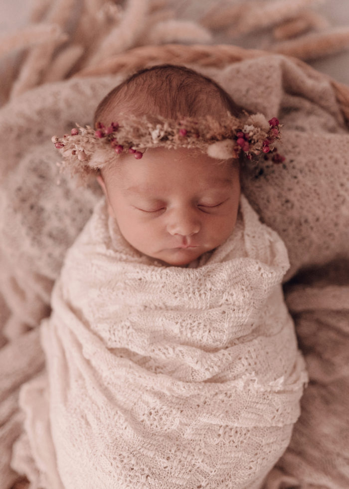 Baby mit Haarkranz fotografiert beim Neugeborenen Shooting in Duesseldorf