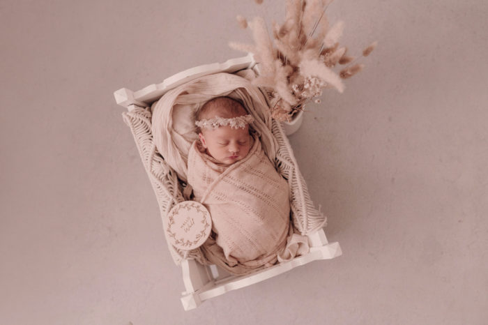 neugeborenen fotografin fotografiert Baby beim neugeborenen shooting in Duesseldorf