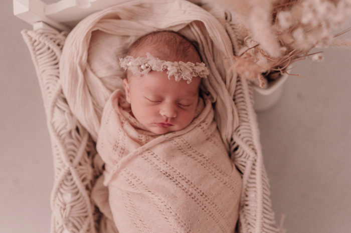 Baby fotografiert beim Neugeborenen Shooting in Duesseldorf