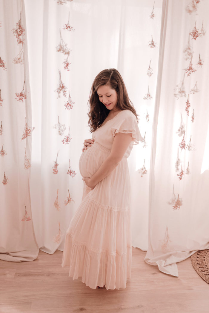 Schwangere Frau Babybauchfotos von einfallslicht-fotografie Babybauchsession_Duesseldorf Babyfotos Babyfotografin Duesseldorf Umstandskleid Schwangerschaftskleid Wochenbett