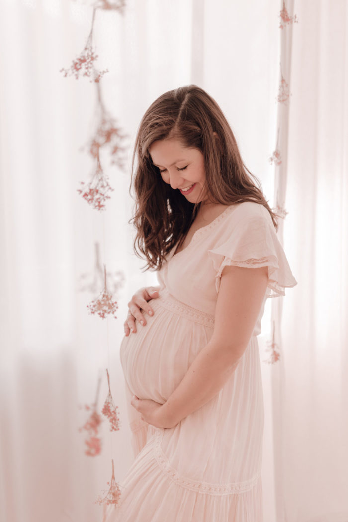 Schwangere Frau Babybauchfotos von einfallslicht-fotografie Babybauchsession_Duesseldorf Babyfotos Babyfotografin Duesseldorf Umstandskleid Schwangerschaftskleid Wochenbett