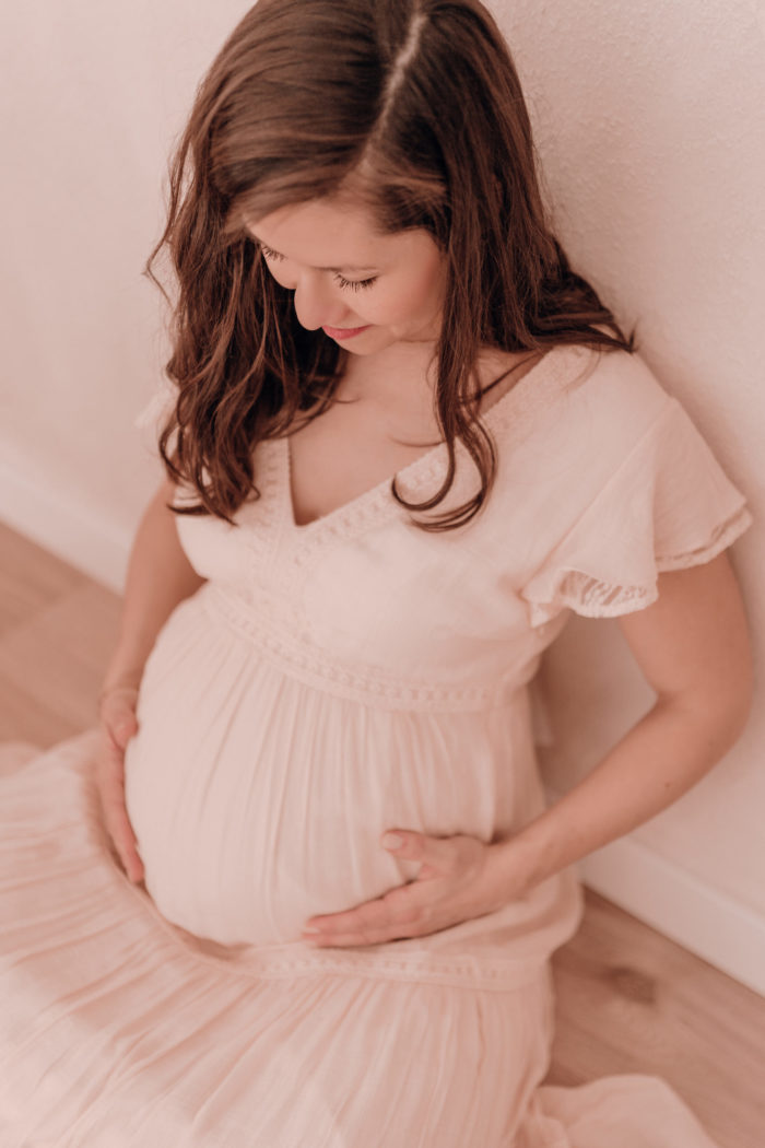 Schwangere Frau Babybauchfotos von einfallslicht-fotografie Babybauchsession_Duesseldorf Babyfotos Babyfotografin Duesseldorf Umstandskleid Schwangerschaftskleid Wochenbett