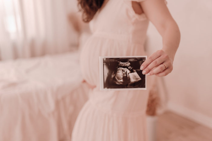 Ultraschallbild Schwangere Frau Babybauchfotos von einfallslicht-fotografie Babybauchsession_Duesseldorf Babyfotos Babyfotografin Duesseldorf Umstandskleid Schwangerschaftskleid Wochenbett