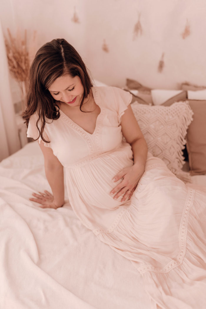 Schwangere Frau Babybauchfotos von einfallslicht-fotografie Babybauchsession_Duesseldorf Babyfotos Babyfotografin Duesseldorf Umstandskleid Schwangerschaftskleid Wochenbett