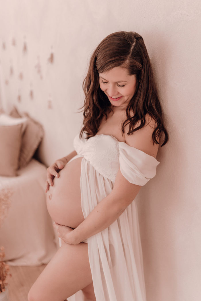 Schwangere Frau Babybauchfotos von einfallslicht-fotografie Babybauchsession_Duesseldorf Babyfotos Babyfotografin Duesseldorf Umstandskleid Schwangerschaftskleid Wochenbett