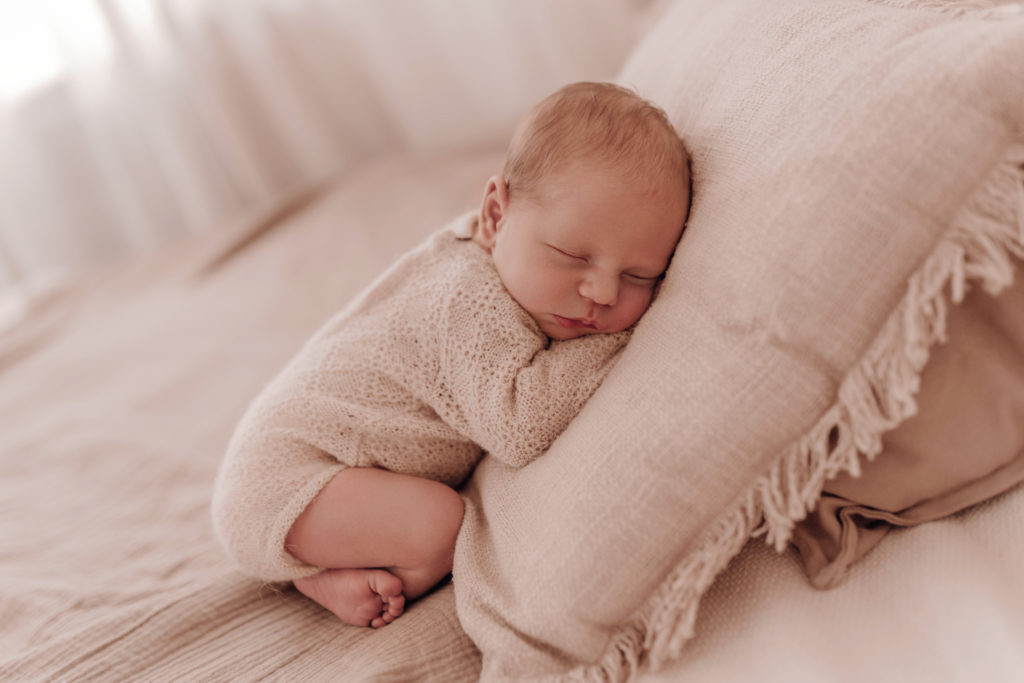 Baby fotografiert von einfallslicht fotografie Eltern küssen ihr Baby Babyfotos Babybilder Neugeborenen Shooting Neugeborenenbilder Babyfotoshooting Düsseldorf