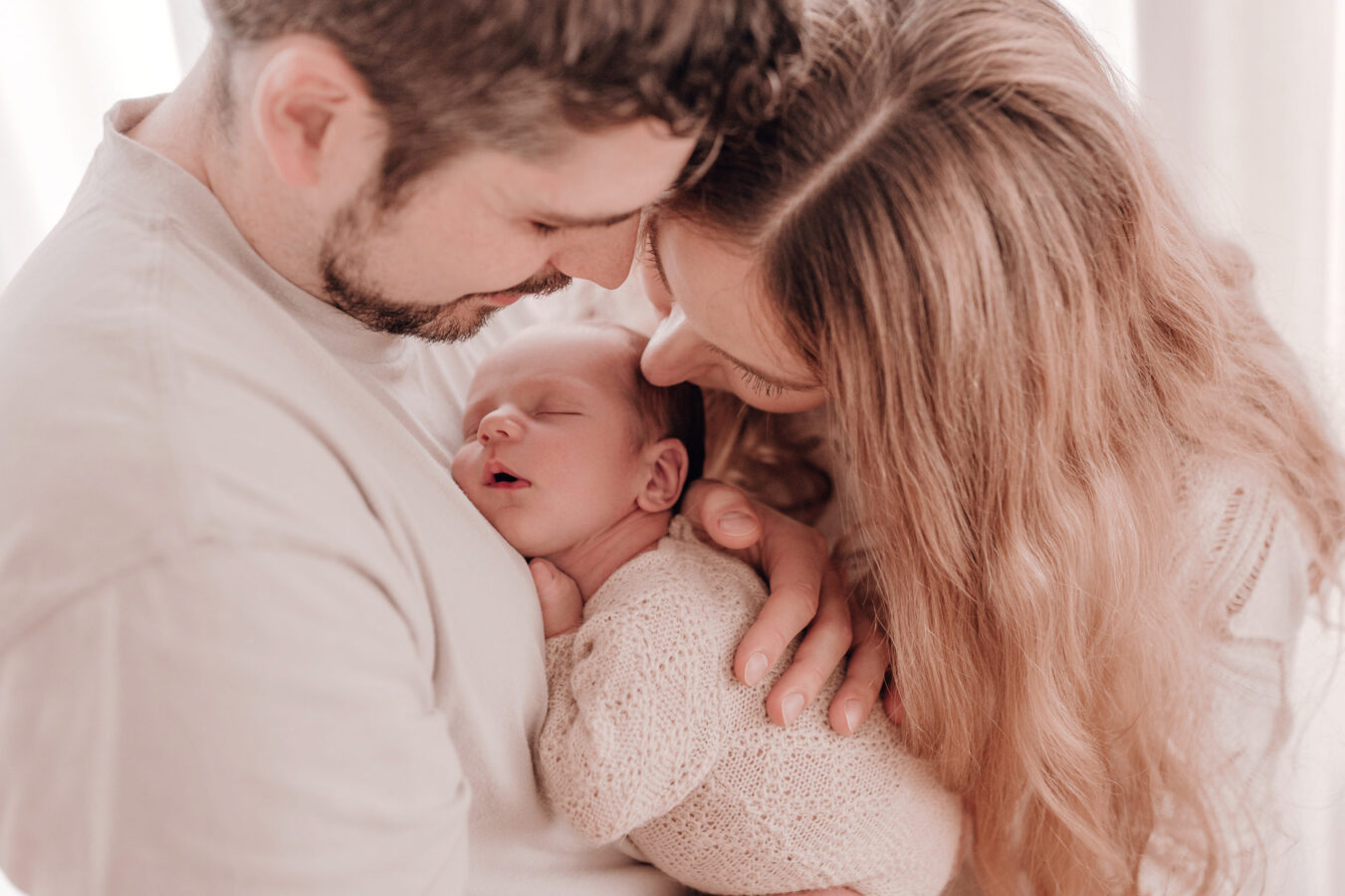 Baby fotografiert von einfallslicht fotografie Eltern küssen ihr Baby Babyfotos Babybilder Neugeborenen Shooting Neugeborenenbilder Babyfotoshooting