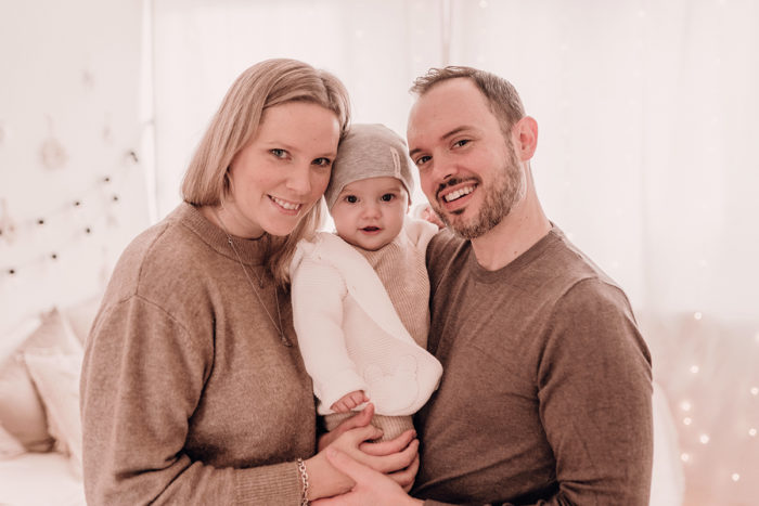 Familie im Studio fotografiert von Babyfotografin Duesseldorf einfallslicht fotografie 01