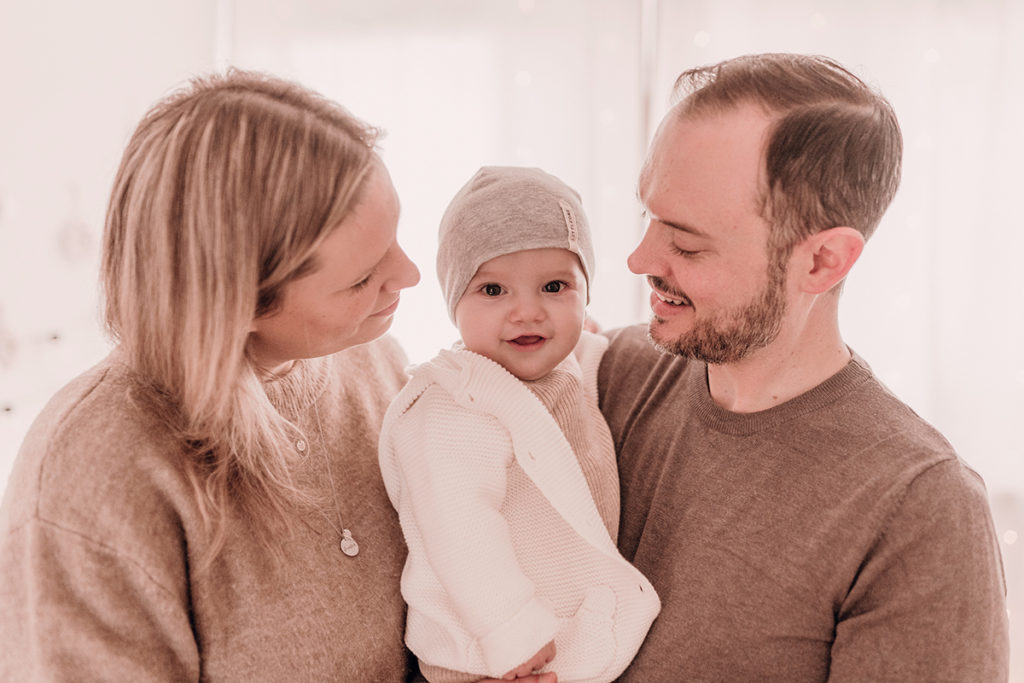 Familie im Studio fotografiert von Babyfotografin Duesseldorf einfallslicht fotografie 02