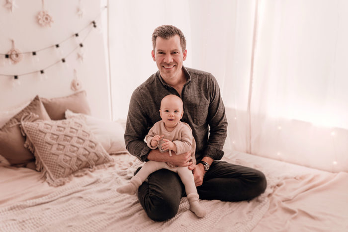 Familie mit Baby im Studio fotografiert von Babyfotografin Duesseldorf einfallslicht fotografie 05