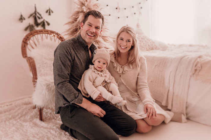 Familie mit Baby im Studio fotografiert von Babyfotografin Duesseldorf einfallslicht fotografie 09