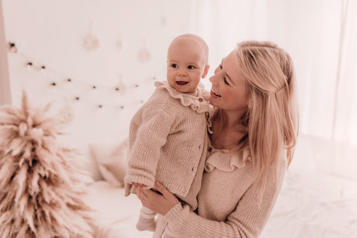 Familie mit Baby im Studio fotografiert von Babyfotografin Duesseldorf einfallslicht fotografie 10