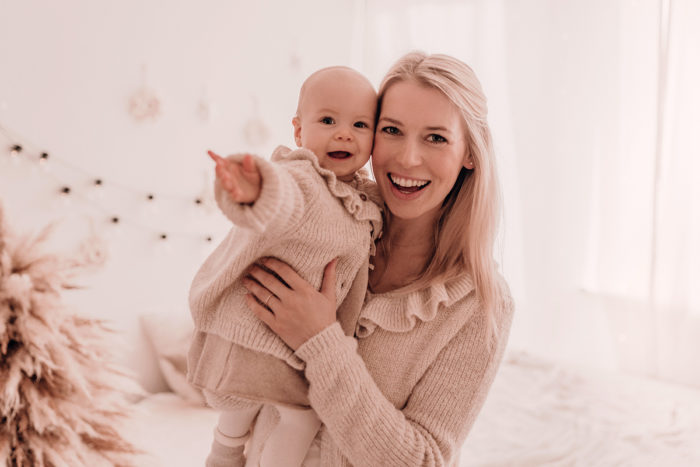 Familie mit Baby im Studio fotografiert von Babyfotografin Duesseldorf einfallslicht fotografie 11