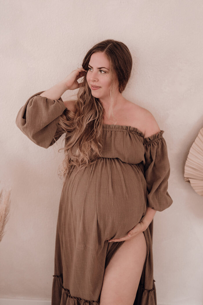 Schwangere Frau fotografiert von einfallslicht fotografie bei Babybauch Shooting in Düsseldorf inklusive Schwangerschaftskleidung im Tageslichtstudio in Düsseldorf