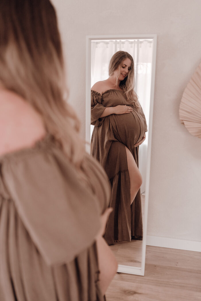 Schwangere Frau fotografiert von einfallslicht fotografie bei Babybauch Shooting in Düsseldorf inklusive Schwangerschaftskleidung im Tageslichtstudio in Düsseldorf
