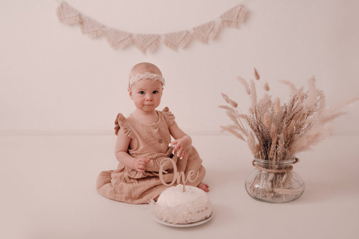 Cake Smash Shooting Düsseldorf fotografiert von einfallslicht fotografie bei Geburtstagsshooting Geburtstagsfotos Babyfotos Babybauchfotos