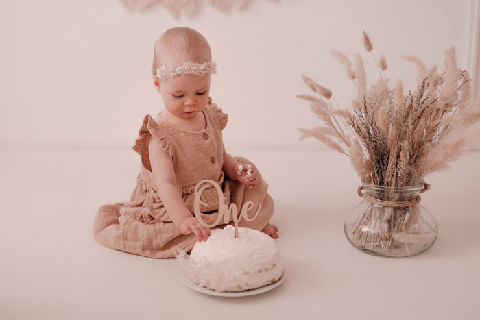 Cake Smash Shooting Düsseldorf fotografiert von einfallslicht fotografie bei Geburtstagsshooting Geburtstagsfotos Babyfotos Babybauchfotos