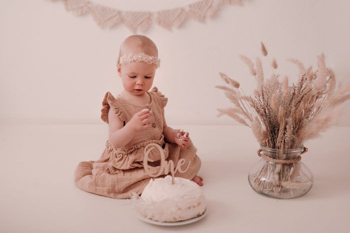 Cake Smash Shooting Düsseldorf fotografiert von einfallslicht fotografie bei Geburtstagsshooting Geburtstagsfotos Babyfotos Babybauchfotos