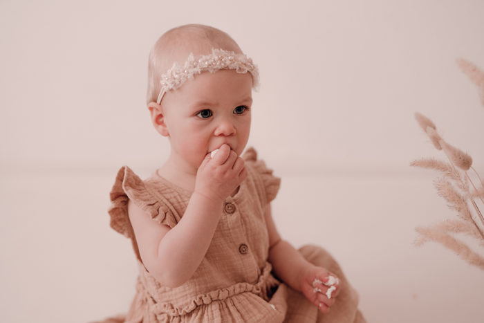 Cake Smash Shooting Düsseldorf fotografiert von einfallslicht fotografie bei Geburtstagsshooting Geburtstagsfotos Babyfotos Babybauchfotos