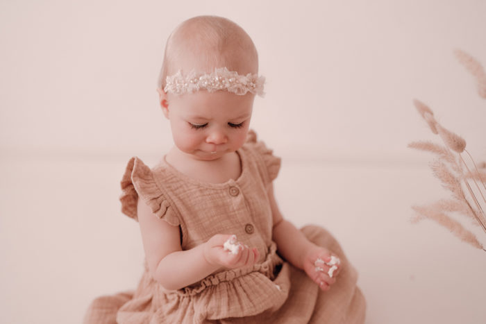 Cake Smash Shooting Düsseldorf fotografiert von einfallslicht fotografie bei Geburtstagsshooting Geburtstagsfotos Babyfotos Babybauchfotos