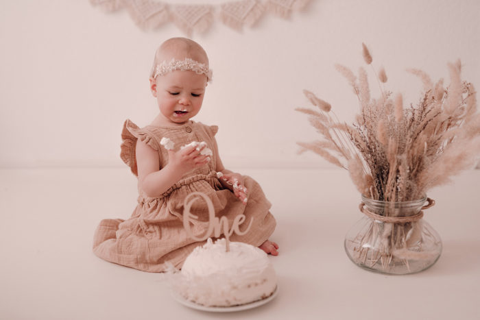 Cake Smash Shooting Düsseldorf fotografiert von einfallslicht fotografie bei Geburtstagsshooting Geburtstagsfotos Babyfotos Babybauchfotos