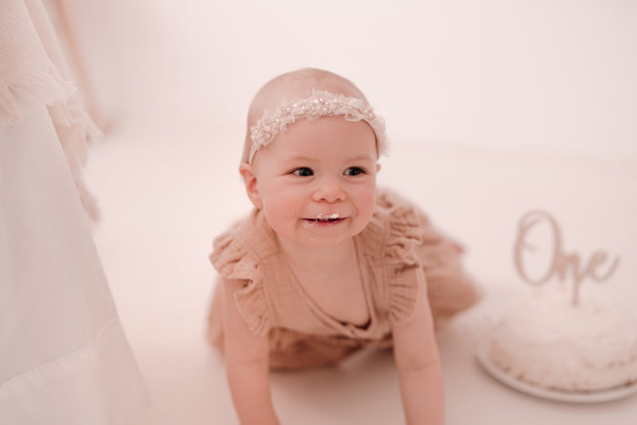 Cake Smash Shooting Düsseldorf fotografiert von einfallslicht fotografie bei Geburtstagsshooting Geburtstagsfotos Babyfotos Babybauchfotos